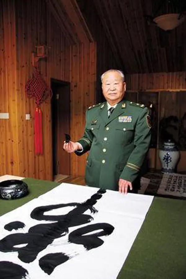 何虎，陕西省铜川市耀州区人，武警少将。1965年参加中国人民解放军，同年加入中国