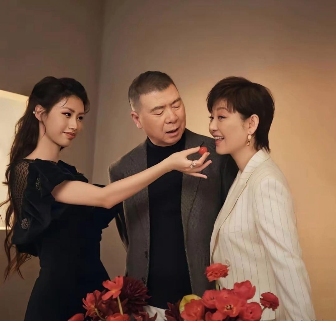 冯小刚一家三口合体拍摄杂志，同框画面温柔治愈，氛围感松弛又温馨。