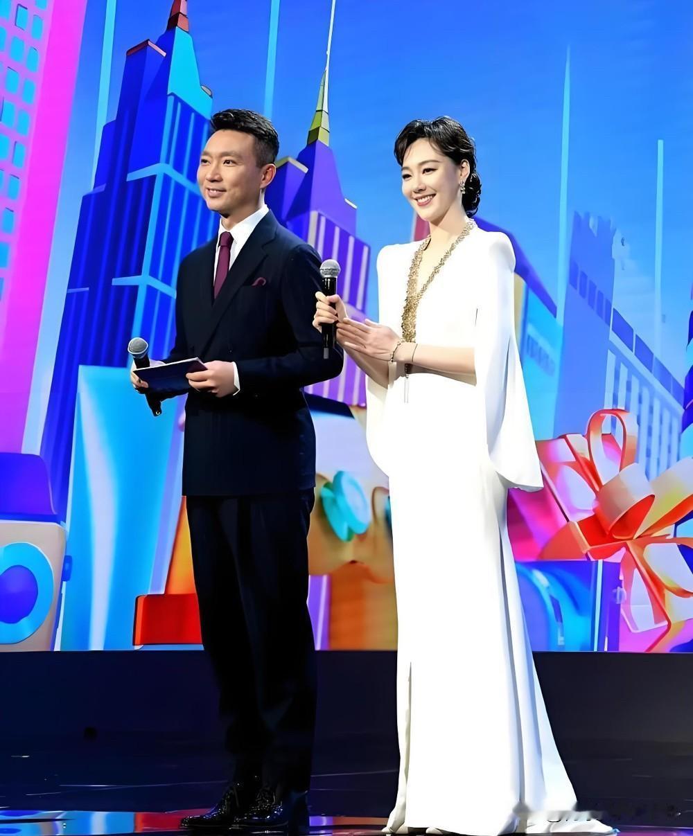 王冠确实是央视里比张蕾有气质的一个美女，她自然不用多说，不仅长得好看，而且特别的