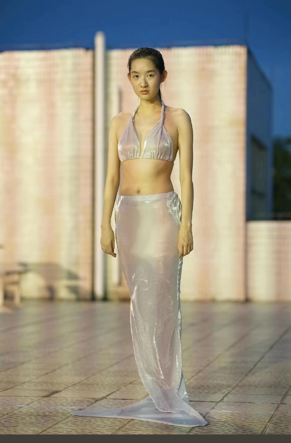 瘦成王玉雯这样竟然还有小肚子！她的脸很清瘦，手臂也细长，但腰身和小腹还是肉肉不少