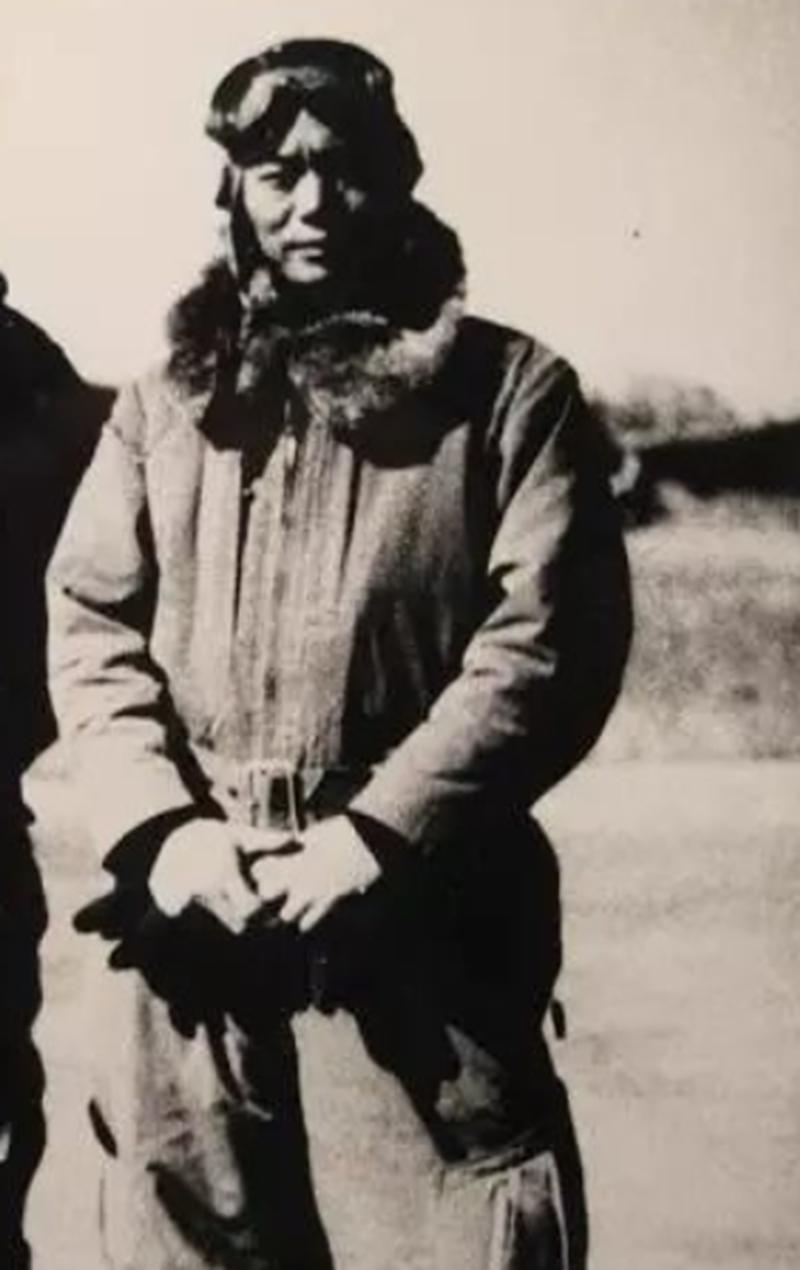 1945年，日军陆军航空军大队300多人被俘，一名日本陆军航空兵少佐大胆指着伍修