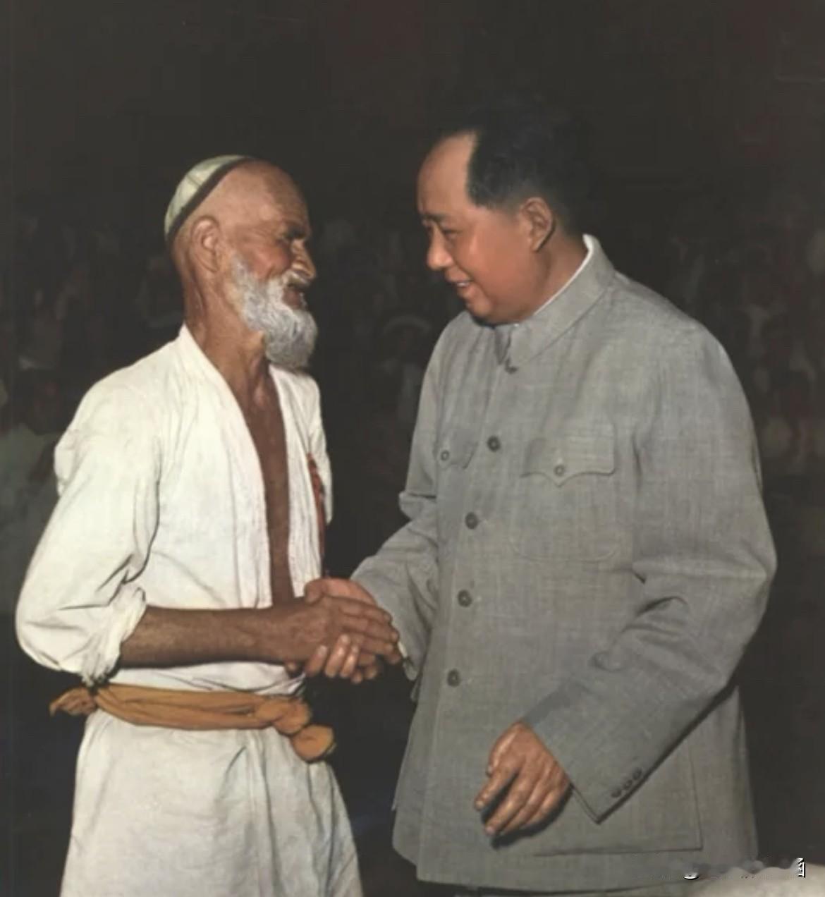 骑着毛驴上北京的库尔班大叔，终于握住了毛主席的手1958年的中南海，这张照片