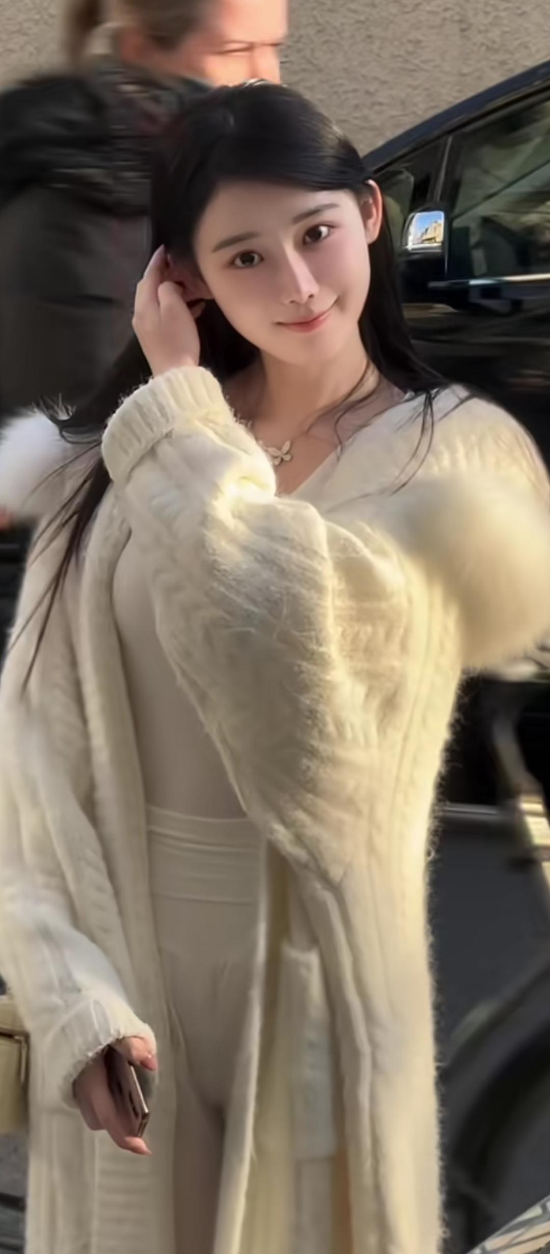 冬日穿搭指南：毛绒外套+长裙，温暖又时尚！🌟👗🧥