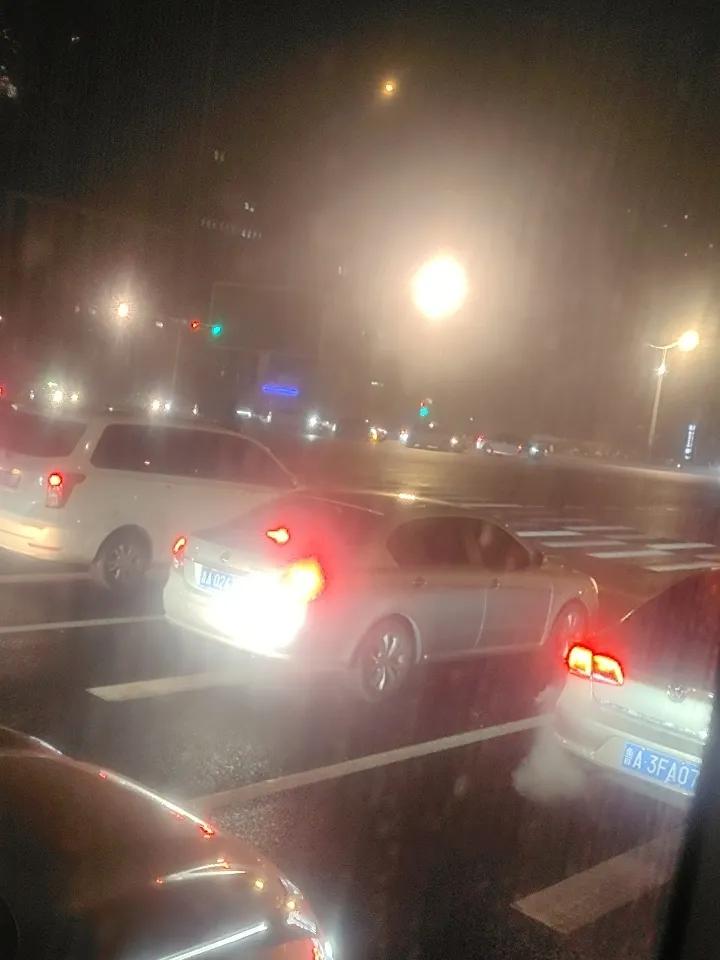 济南地铁三线运行第一个工作日，早上经十路公交车的上座人数肉眼可见的少了一半，以往