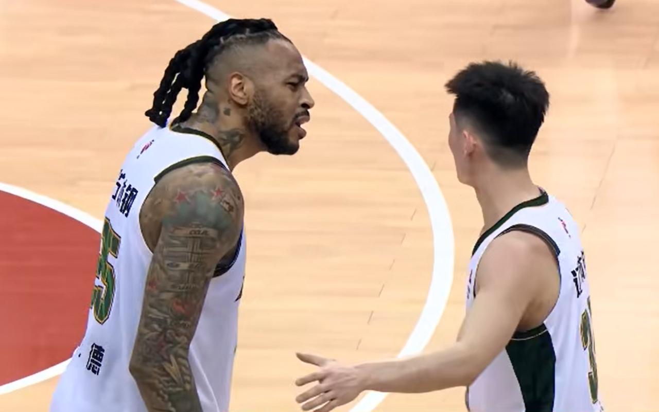 赵继伟脾气越来越大了！家人们，辽宁队和青岛队的双加时大战，不光输了球，还爆出了