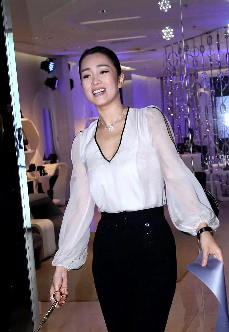 他们分手，是因为爱得不够吗？恰恰相反，是爱得太清醒了！1995年，30岁的巩俐在《摇啊摇，摇到外婆桥