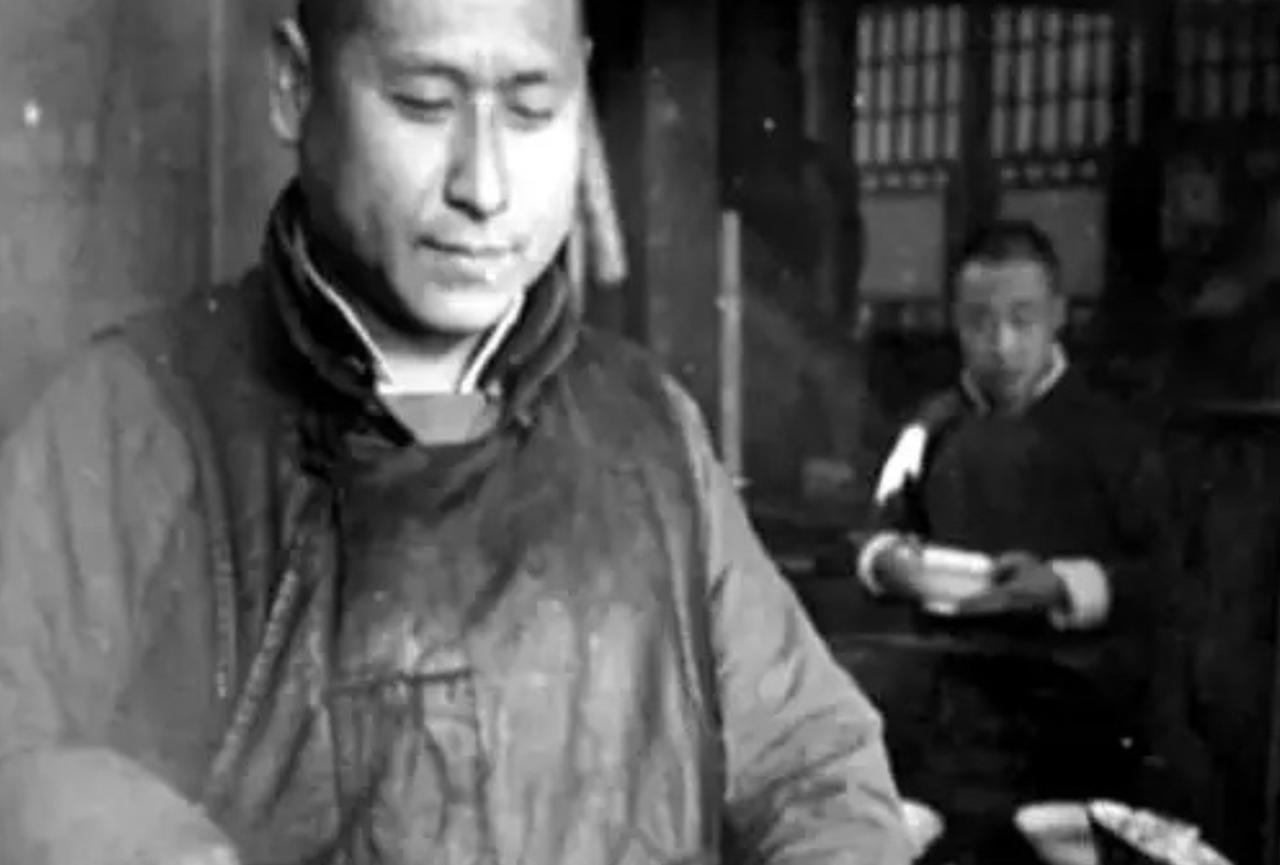 1949年，代号“608”的地下党，因唯一的交通员病逝，和党组织失联，这时，他想