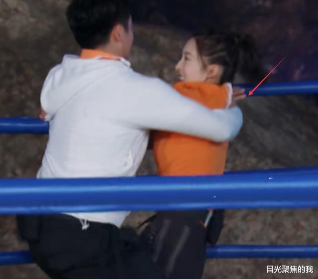 郑恺抱着李沁撕她名牌, 谁注意他的手放哪了? 这是对老婆最大尊重