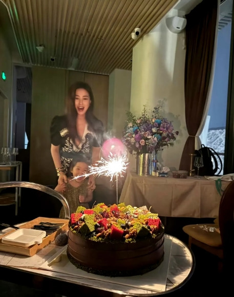 都说下嫁如吞金，她倒是如吞蜜。老公那么英俊帅气，身材不输男模，颜值堪比一线男星！