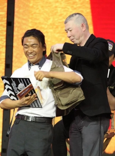 2004年，王宝强拍《天下无贼》时，发现冯小刚胃疼的很厉害，等戏拍完后，王宝强回