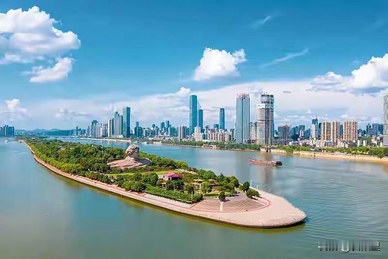 一个朋友出差长沙回来问，国内最像上海的是哪个城市？我说天津，他说不是。他说是长沙