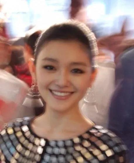 她最贵的包现在背在小S女儿身上。那只四十多万的鸵鸟皮爱马仕icon，全球就三只