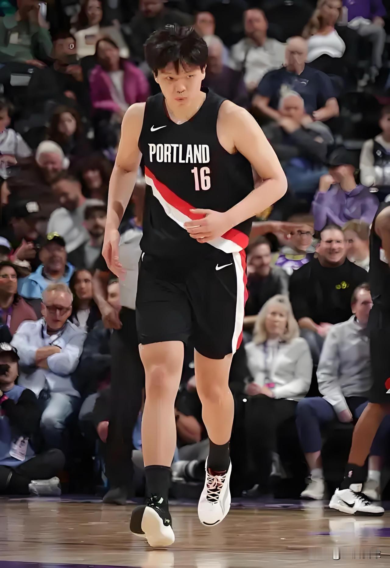 杨瀚森的转折点马上就要来了，最好的扶正机会！一开始开拓者选小杨就是拼一把，也