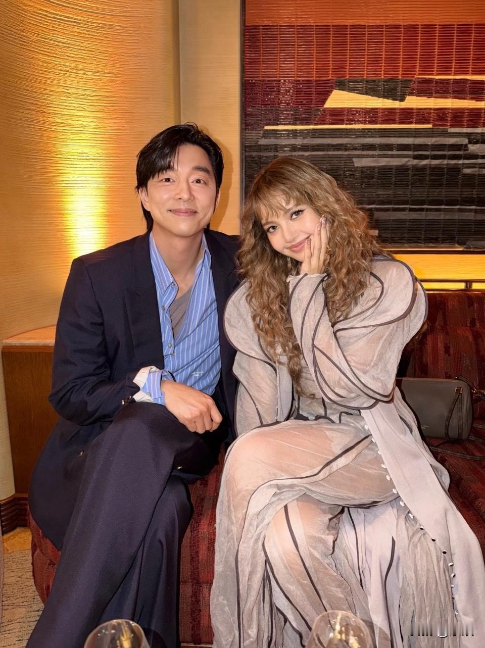 Lisa更新IG｜小莎如愿跟孔刘欧巴合影了hhh🤭跟欧巴合影就是不一样哈?