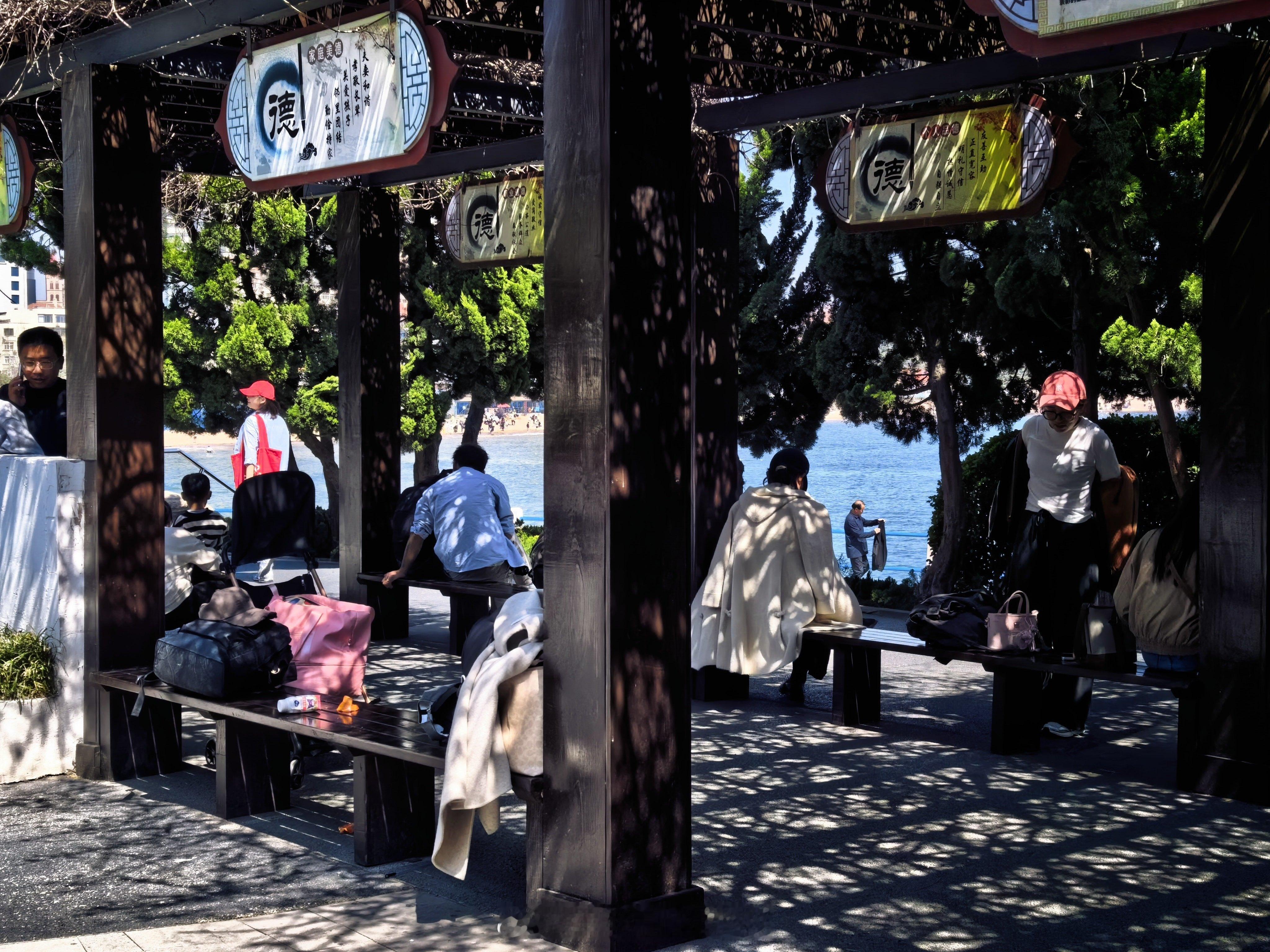 大家都没上班吗？这些人竟然都在排队拍照！青岛·李慰农公园