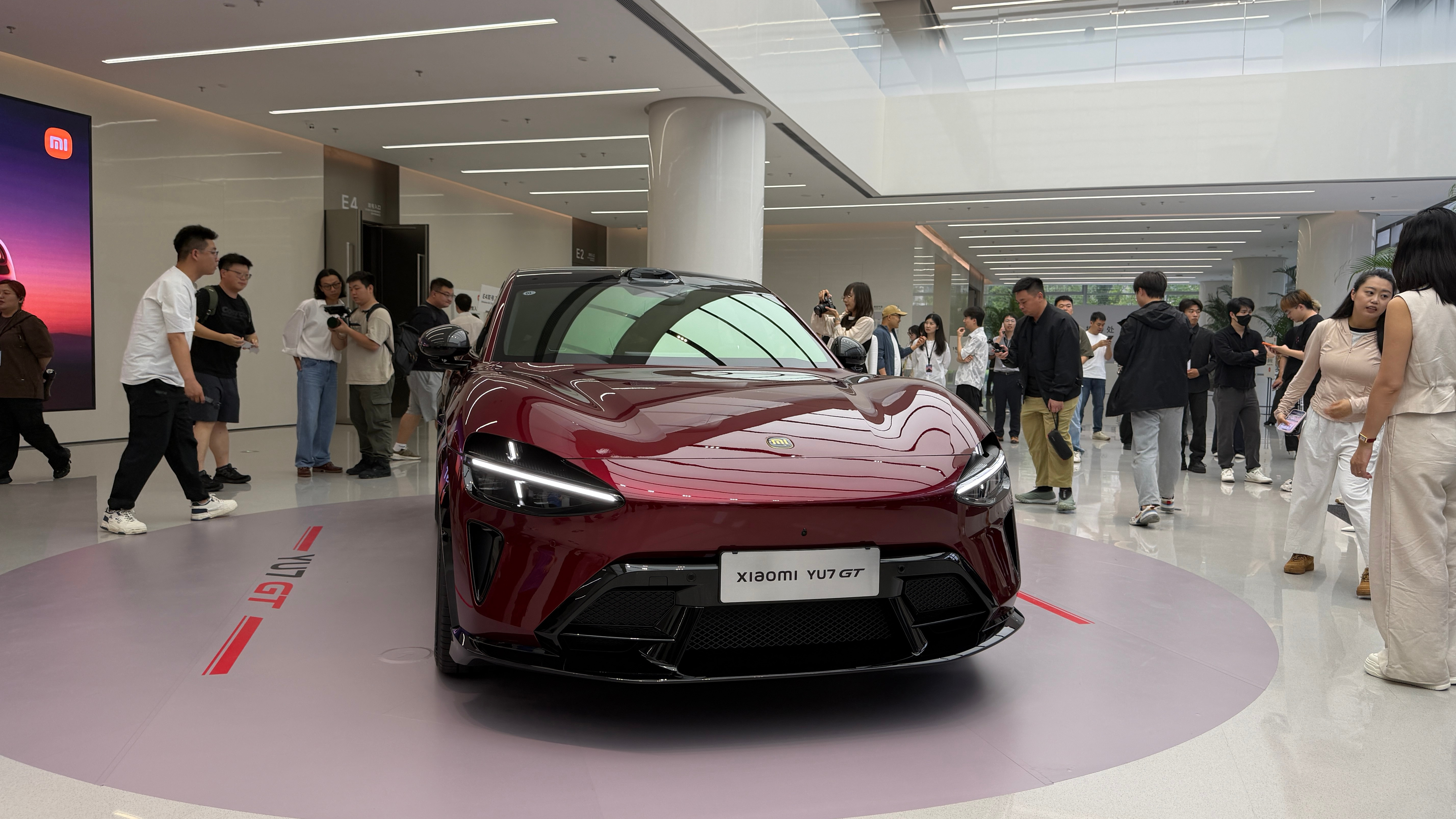 在小米发布会展厅里，室内光线下的车厘子红YU7 GT，长这样...