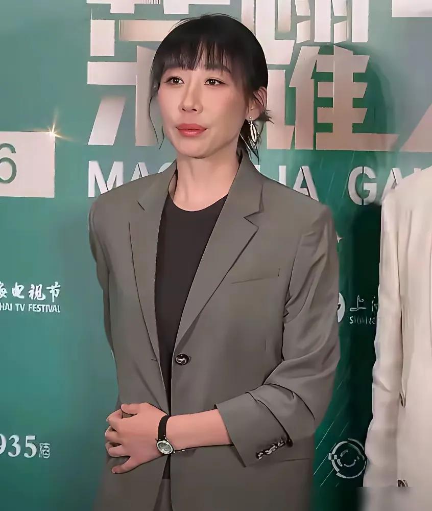 说起来，白玉兰晚宴上有个细节挺让人琢磨的。满场高定礼服、璀璨珠宝，女星们个个