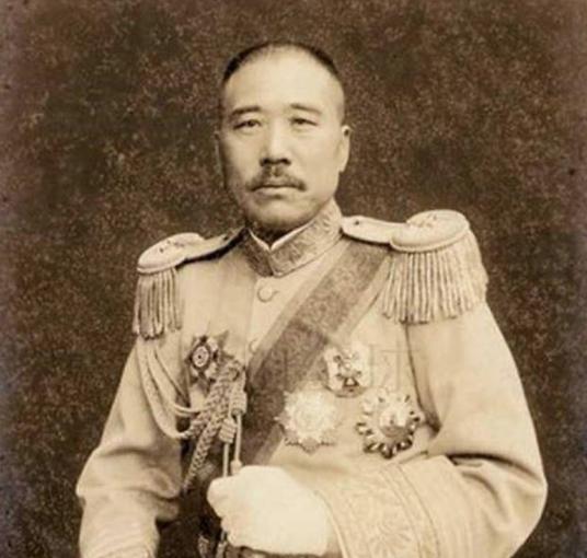 1920年，“狗肉将军”张宗昌娶14岁的朱宝霞为21姨太太。新婚夜，张宗昌喝的迷