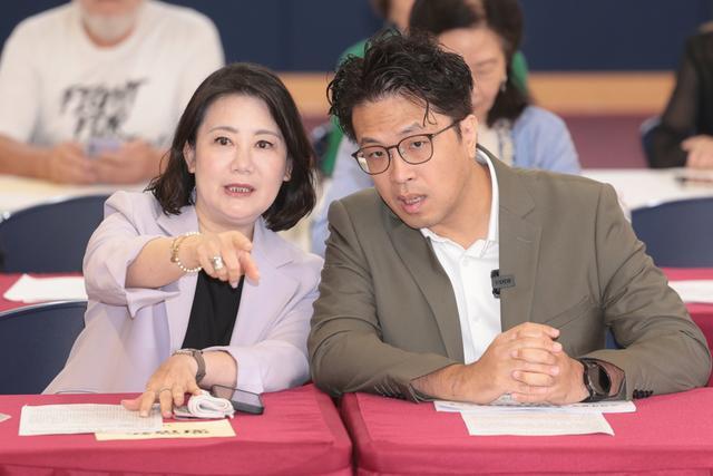 离了女战将就不会干活？沈伯洋选战全程被吴思瑶“托管”！自从被民