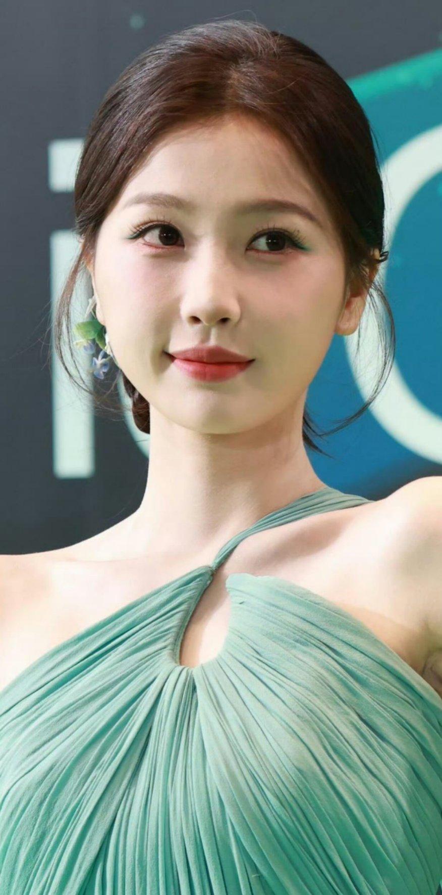 虞书欣现实里竟然长这样，你觉得好看吗？