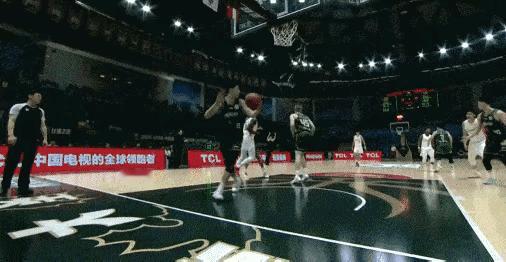 这就是郭昊文进不了国家队的原因。赵柏清发边线球失误，暂停时郭昊文直接过去找麻烦