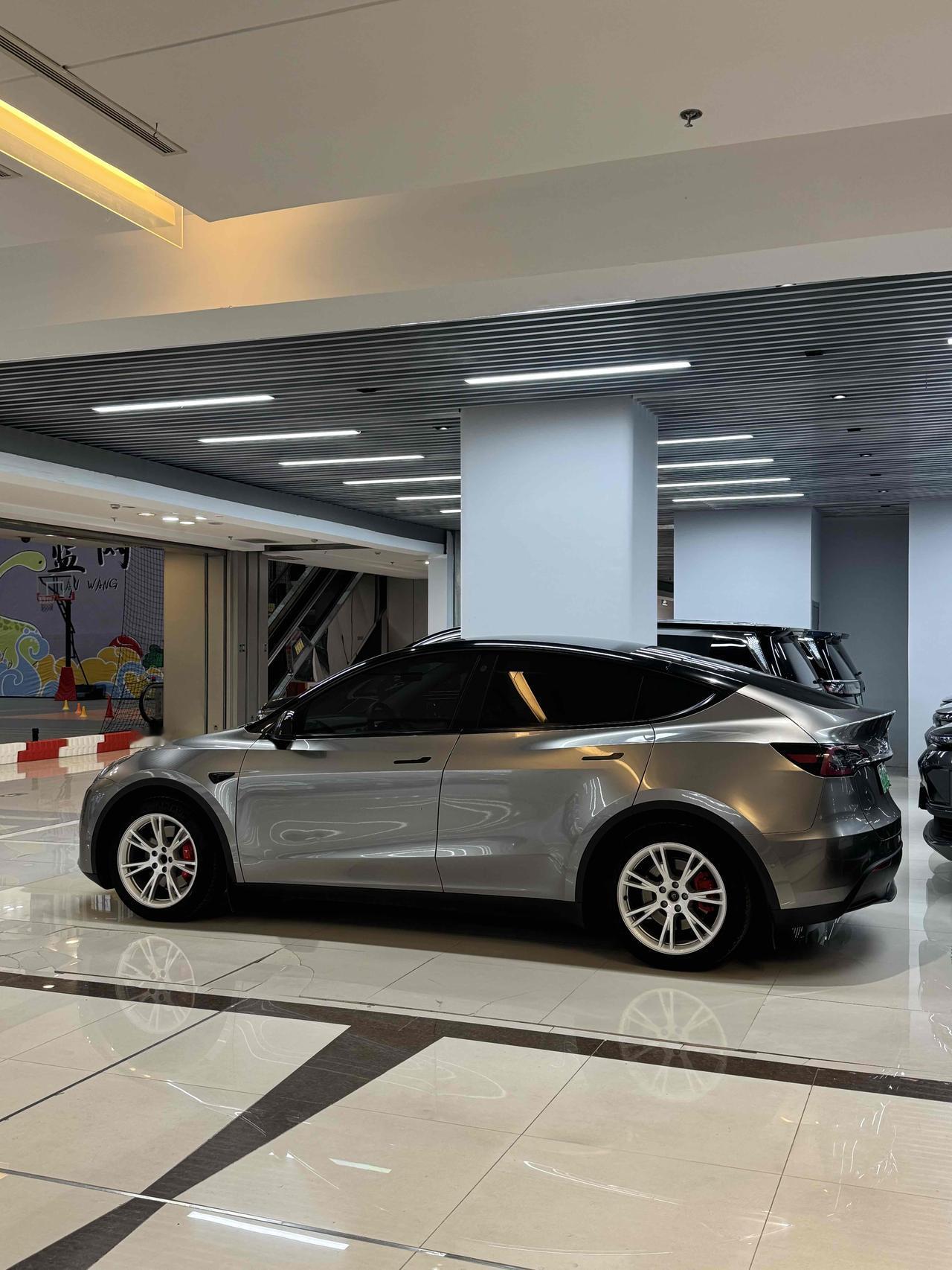 想给特斯拉贴个膜这种黑顶的看着不那么臃肿什么颜色好看吗？大家有没有推荐的