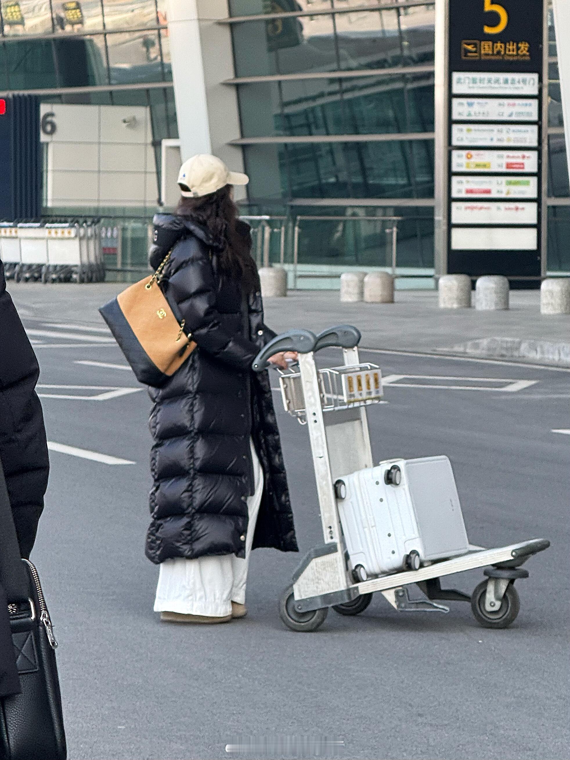 急急急！机场遇到的直接被种草了！小姐姐身上这件黑金长款羽绒服也太杀了吧，穿上显的