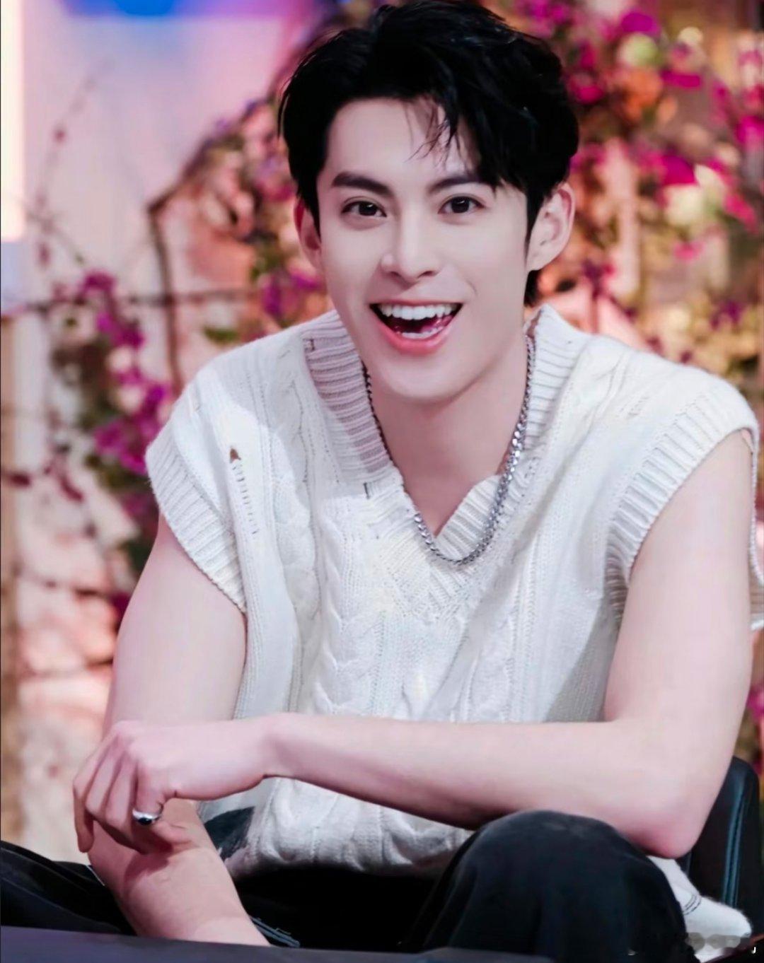 1、ERDOS欣然宣布辛芷蕾成为品牌代言人。她真实、勇敢且极富生命力的个人风格