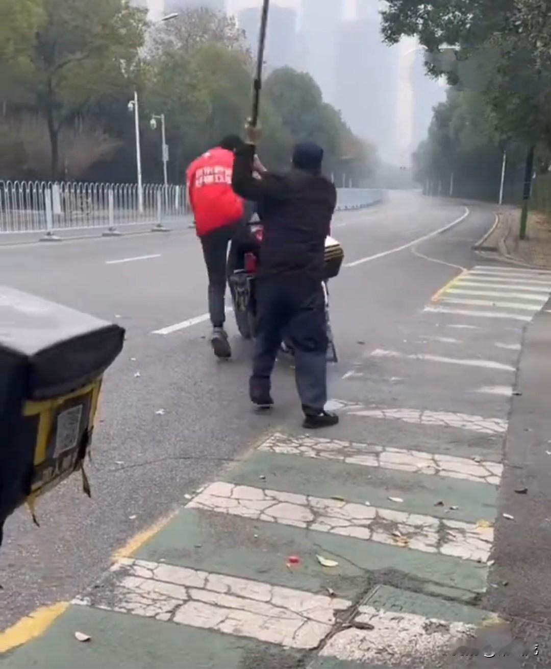 保安不让外卖员进入小区，两人发生了口角，最终发展成KO。外卖员都上车准备走了，