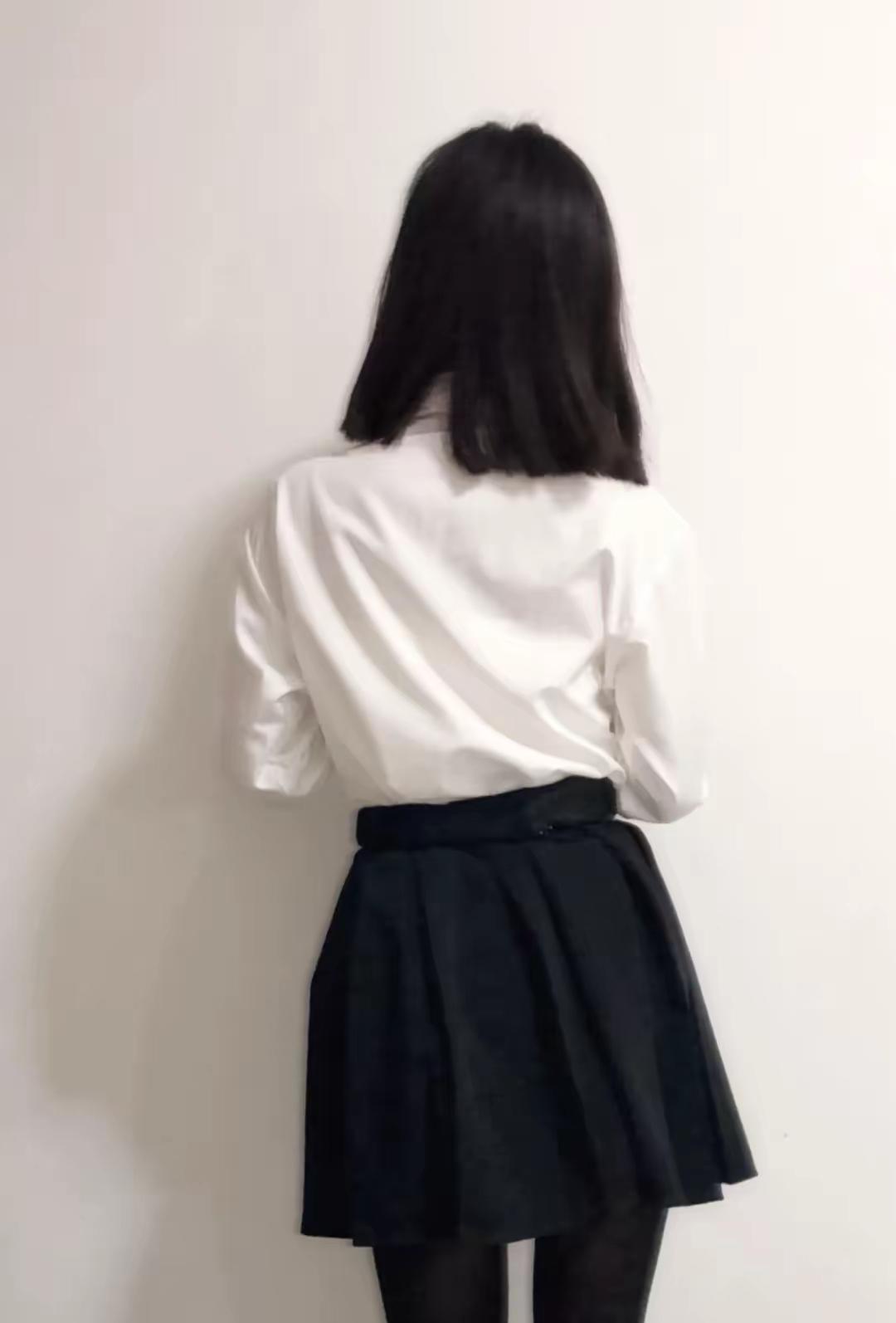 白衬衫配黑裙的背影，藏着独属于少女的温柔心事，简单的穿搭也能勾勒出清甜又治愈的氛