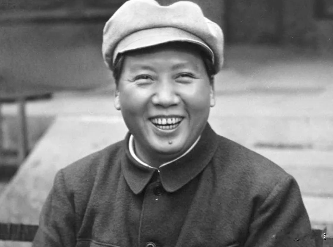 毛主席说，全心全意为人民服务。刘少奇说，人人为我，我为人人，这两句话都提到了人民