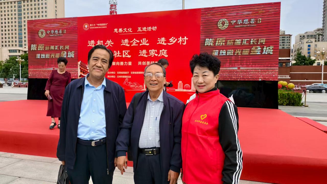 兰州著名转业军人书法家刘恒忠参加慈善总会书法义卖募捐活动大西北网讯：记者王