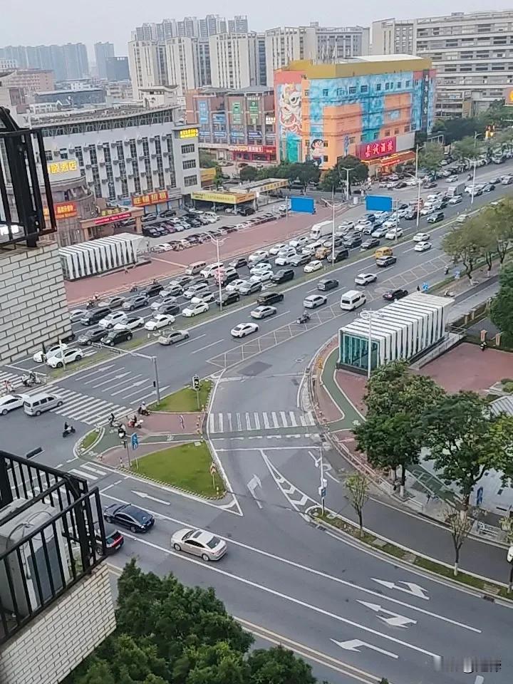 佛山市南海区佛平路华翠路交叉口，一些广州方向私家车进入南海区桂城街道，开始排队等