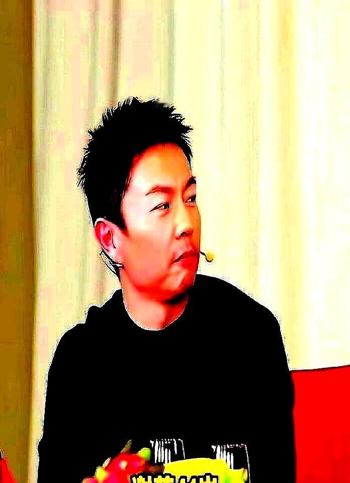 你猜李连杰当面质问吴京什么？为啥《镖人》不找谢苗！吴京在酒桌上掏了底：他第一