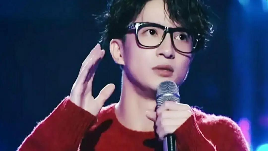 江苏台跨年，他连唱9年9年前，薛之谦刚翻红，通告寥寥。江苏台却让他压轴唱满