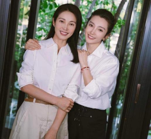 李冰冰和妹妹李雪总是被人认错。李雪每次去探班，粉丝们都会不约而同地说:“冰姐来探