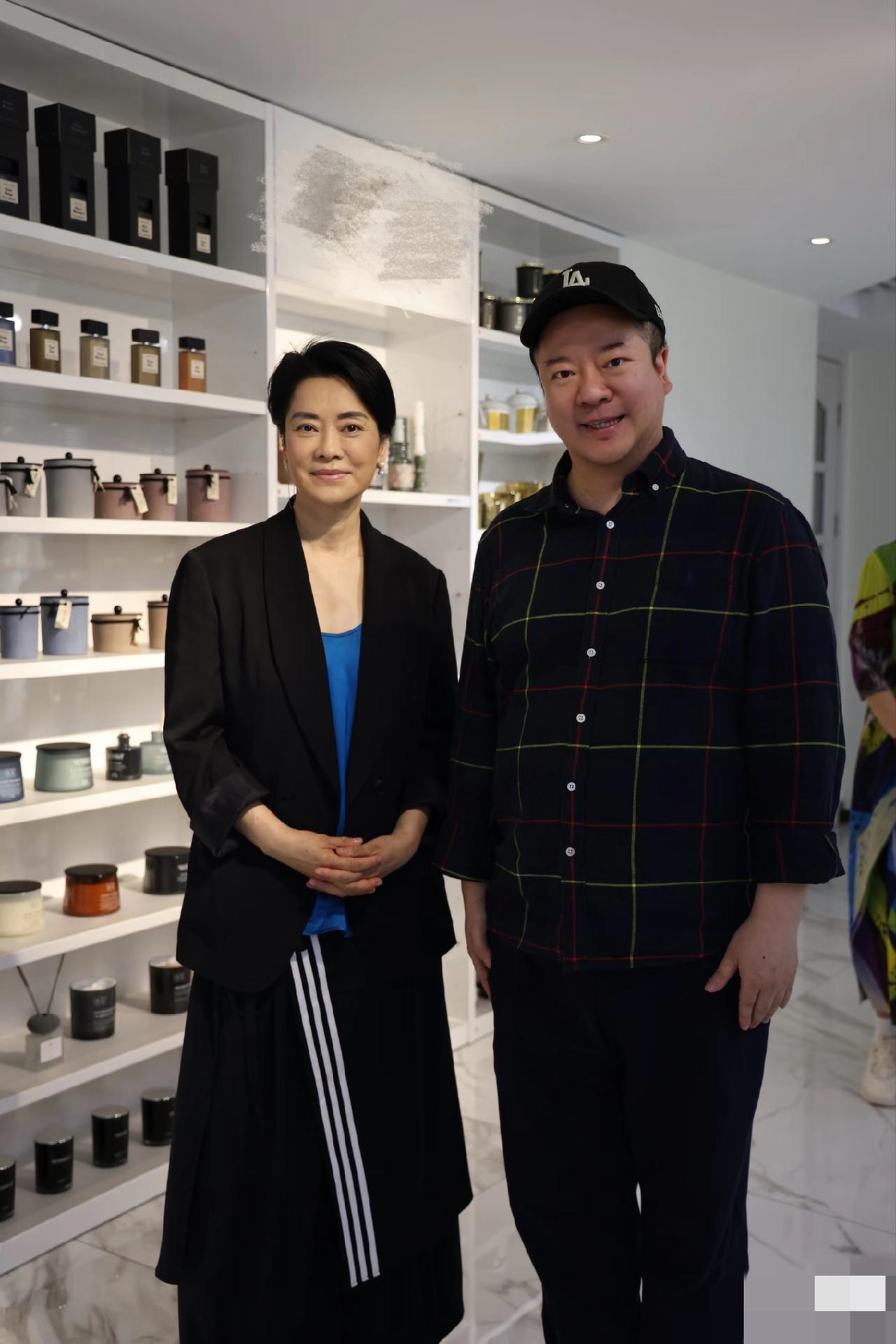 4月27日，毛阿敏近照曝光，63岁有点发福了，脸变圆润了，但头发是乌黑的，这样就