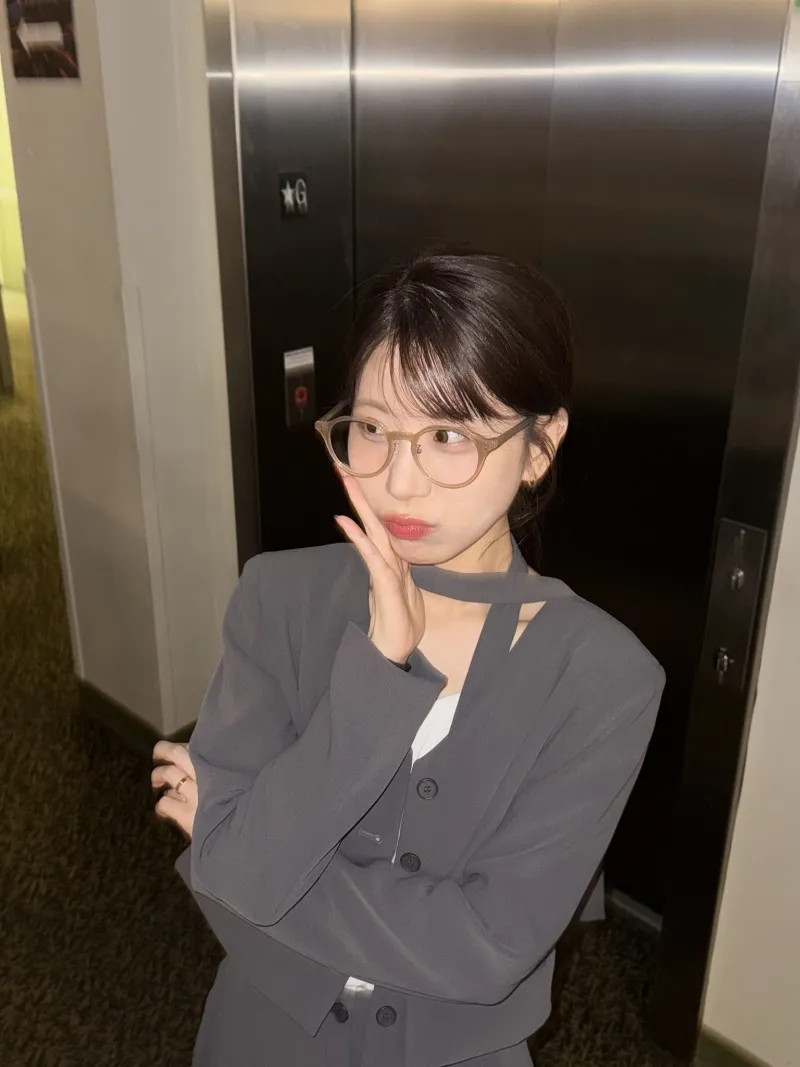 LCK主持人志宣分享照片并配文：朋友们，中国见❤️LOL官方也宣布S15全球总决