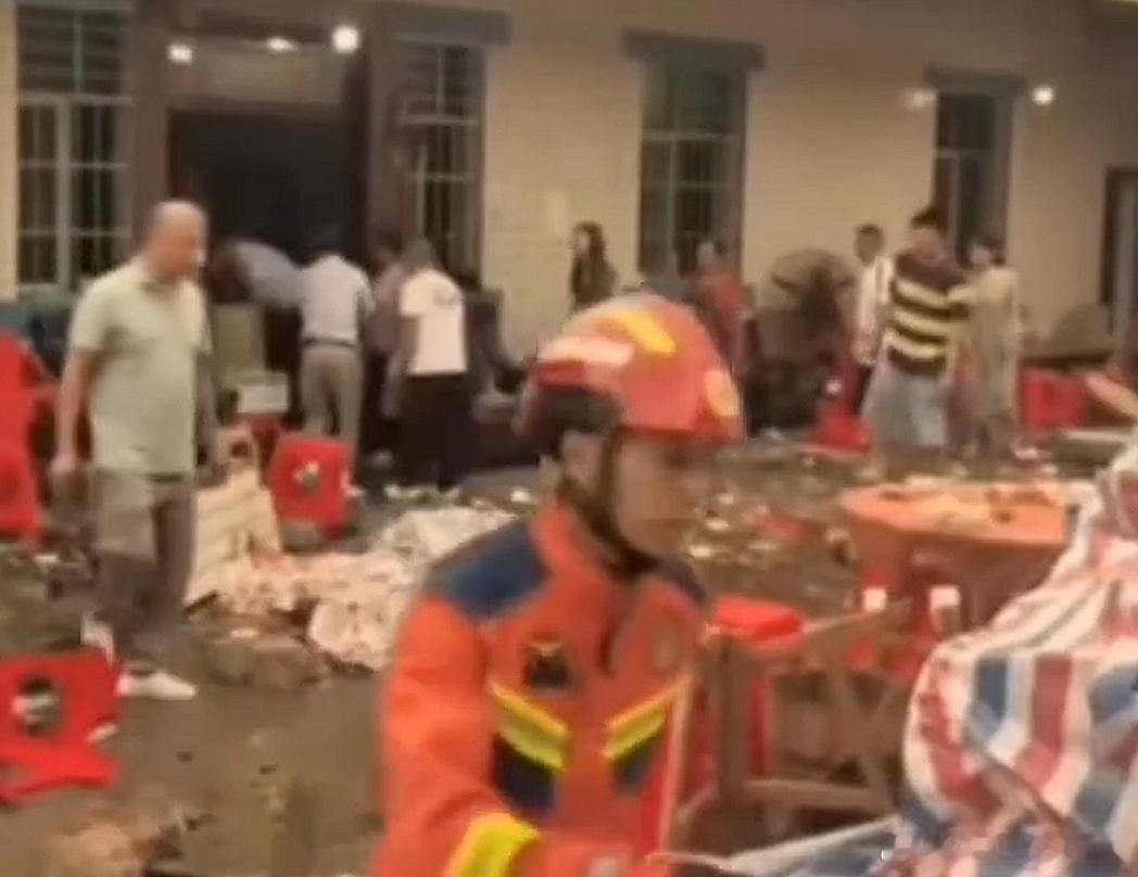 四川一升学宴突发事故5人死亡一场升学宴，酿成让人痛心的安全事故。临时搭建雨棚，积