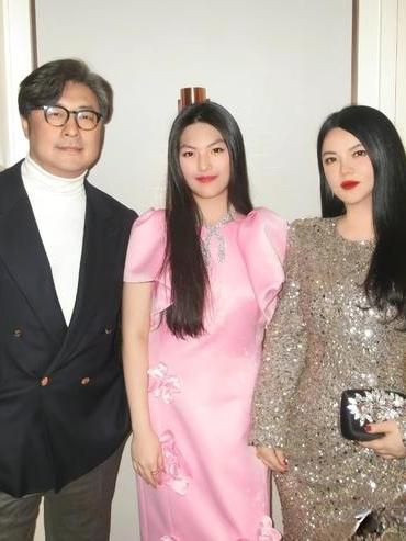 李湘和王诗龄这波瘦身也太绝了！母女俩现身哈尔滨活动，李湘香槟色礼服勾勒出明显腰线