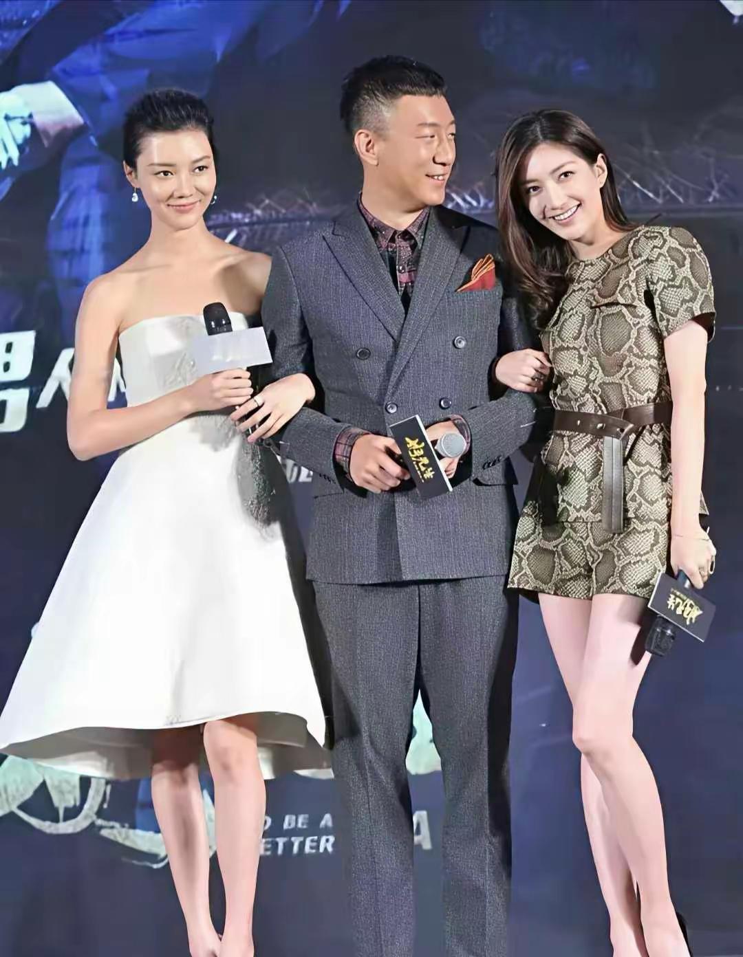 孙红雷的高光时刻，大家羡慕吗，左右都是国色天香级别的女神。