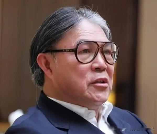 看到霍震霆喝孙子递来的奶茶，我悄悄记下了两件事。一，多陪父母吃家常饭。霍家