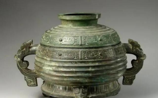 1959年，山东青岛一女子在参观山东博物馆时，指着一件青铜器惊呼道：“这东西和我