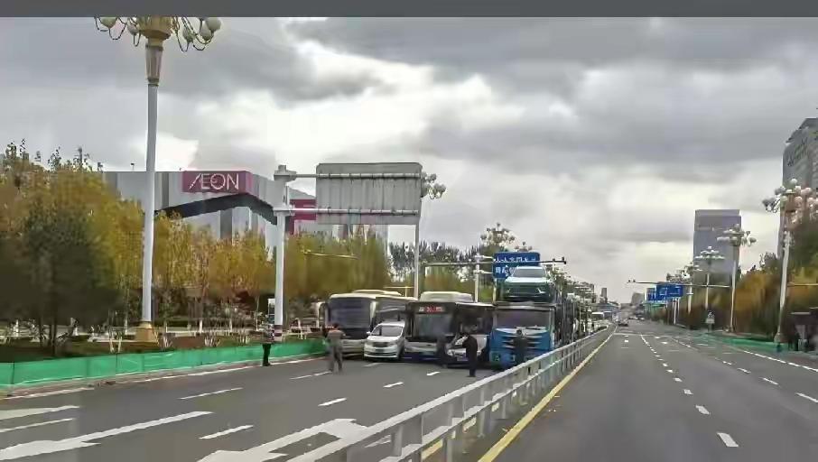 2025年11月17日清晨，开发区永旺门口的三车道上，竟上演了五车并排相撞的离奇