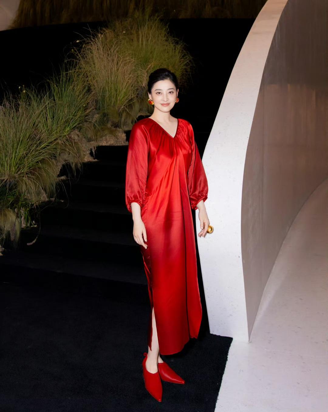 梅婷携一抹红诠释东方意蕴之美惊艳十足梅婷携一抹东方美展现优雅松弛