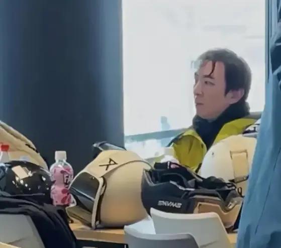 王思聪最近在日本被偶遇，身边依旧美女环绕，但状态引发热议。照片里他穿着红黑条纹衫