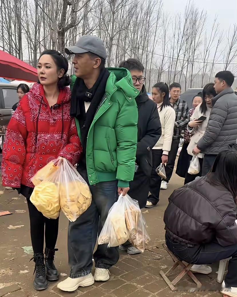 郭晓东程莉莎夫妇，红配绿穿搭回老家过年！郭晓东程莉莎可谓是最接地气明星夫妇了