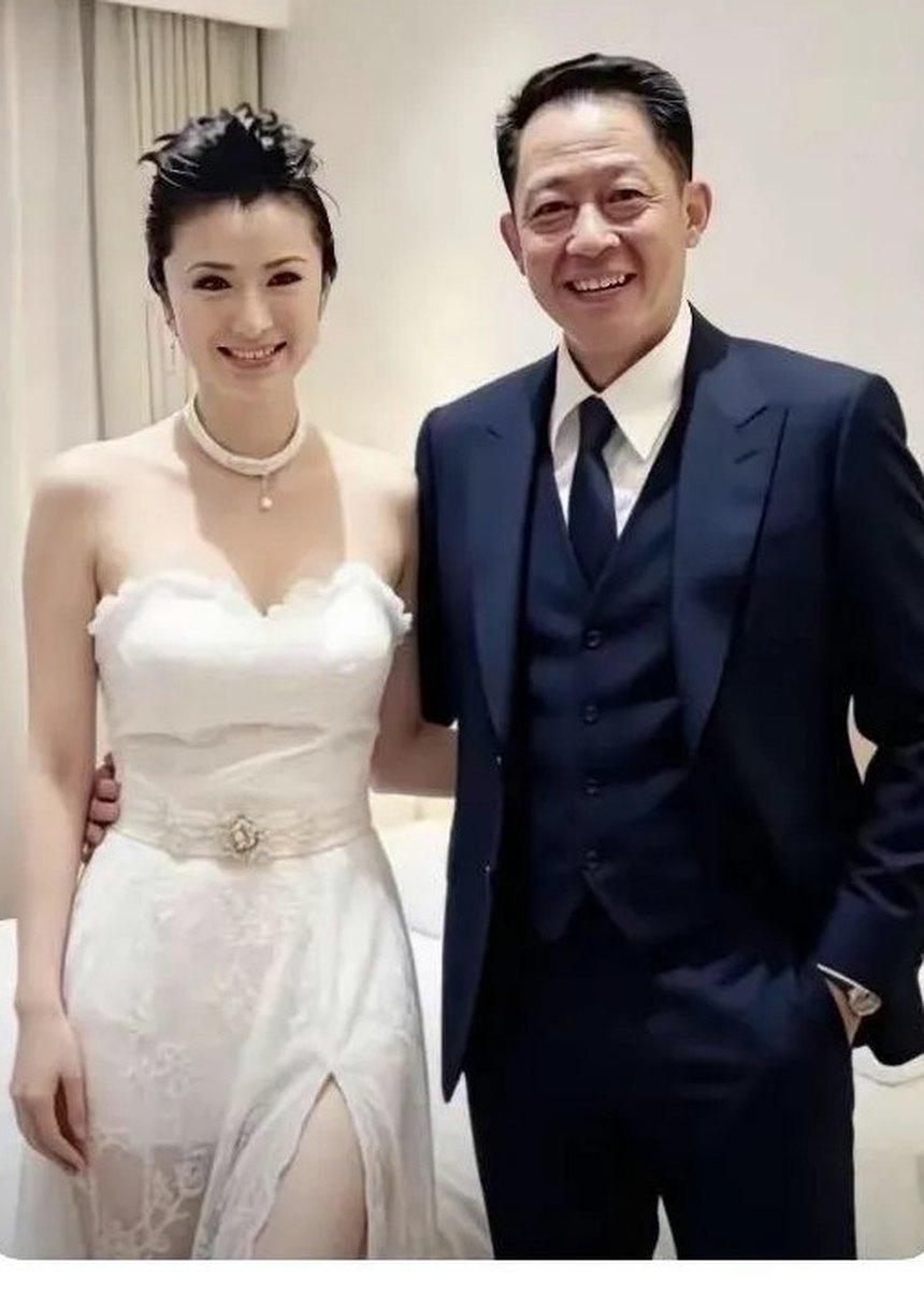 英雄难过美人关啊！ 后头这张照片，就是王志文和陈坚红的婚礼照。 这事当年