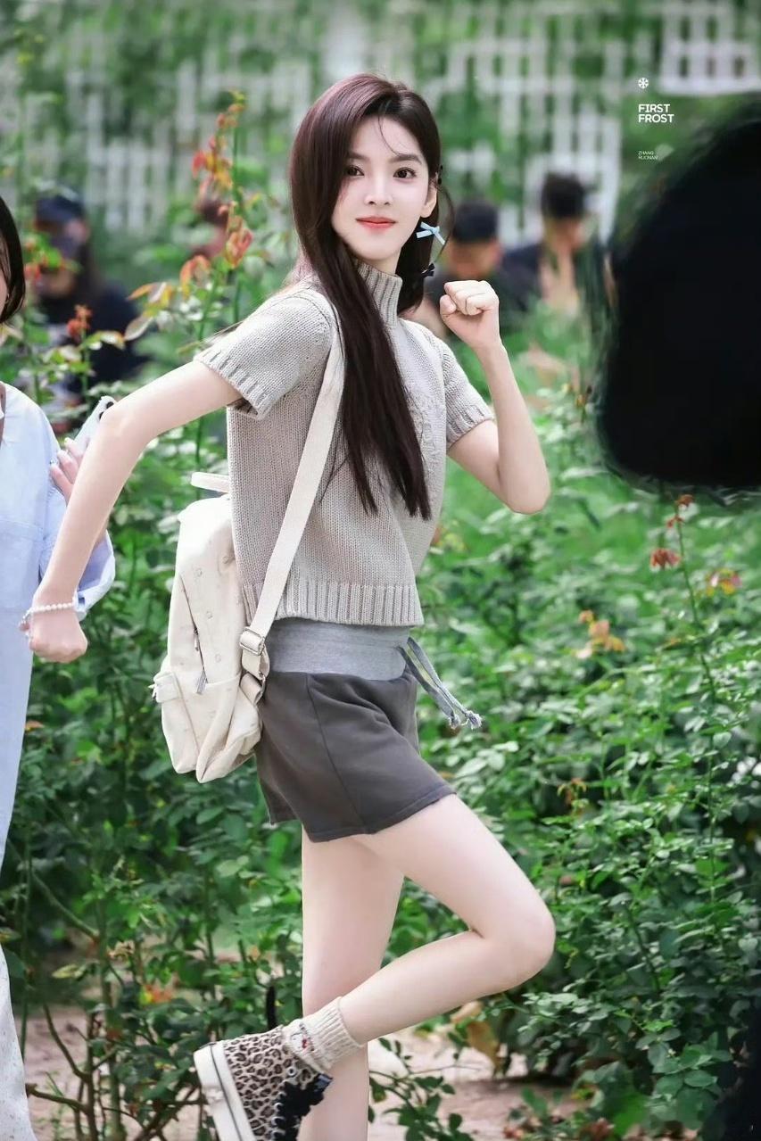 娱乐赵露思章若楠活动生图赵露思章若楠线下活动生图，两人状态都好棒！！章