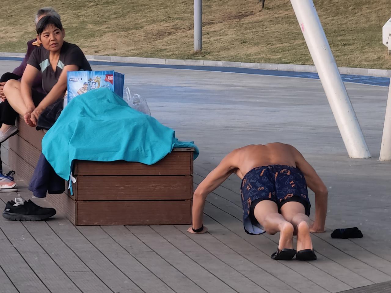 这俩口子也是让人无话可说，你们是人，是夫妻俩，不是野鸳鸯，这里是禁止游泳的公园，